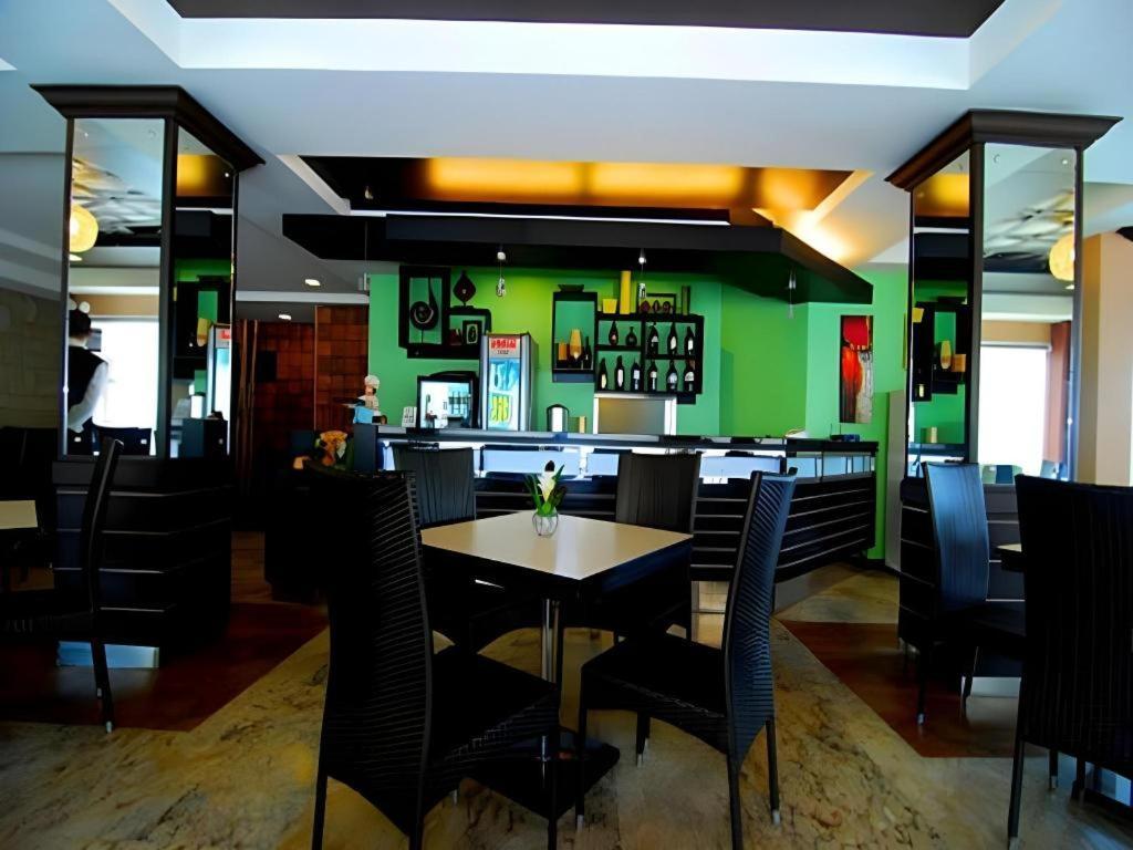 Mo2 Westown Hotel San Juan Bacolod Buitenkant foto