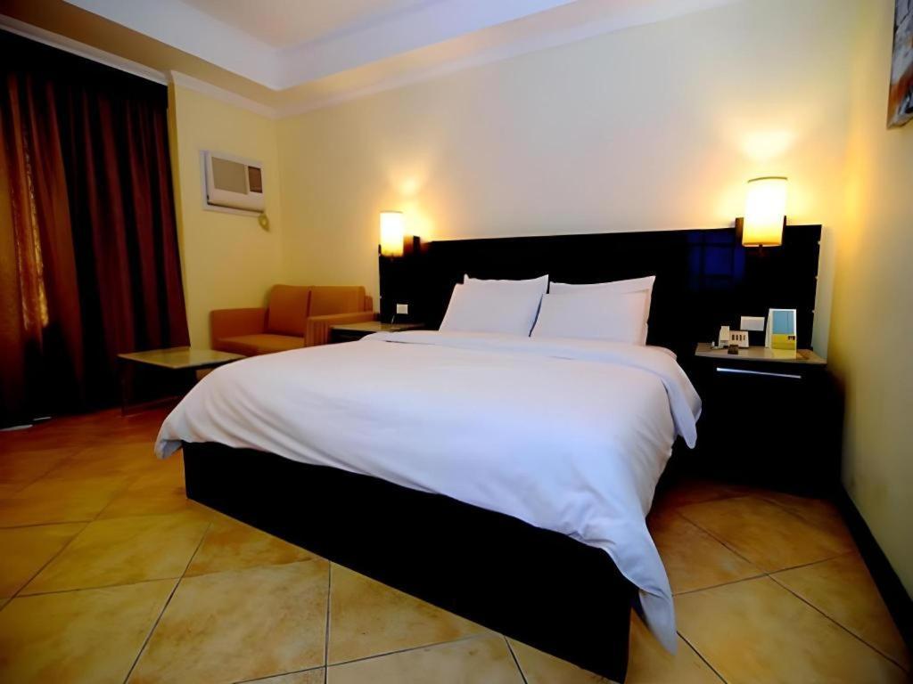Mo2 Westown Hotel San Juan Bacolod Buitenkant foto